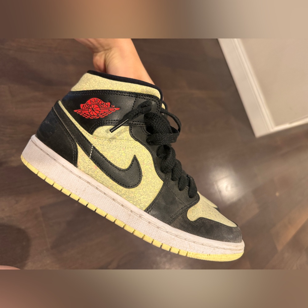 Air Jordan 1 high light green sparkle women’s 9